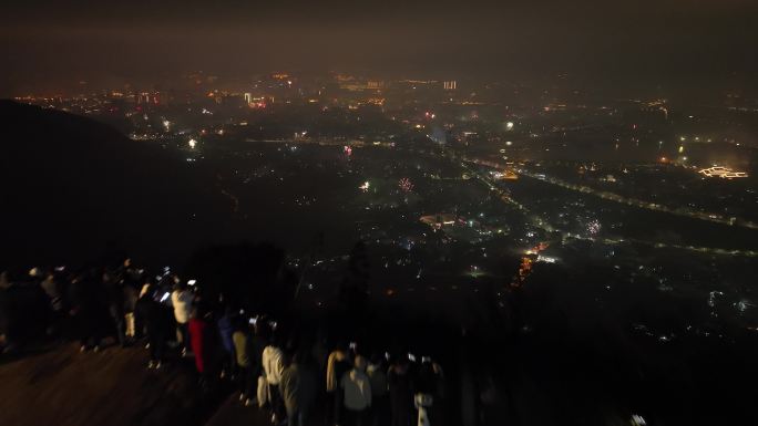 除夕夜山顶看烟花春节城市烟花燃放烟火夜晚