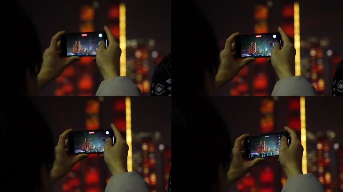 男性游客使用智能手机拍照