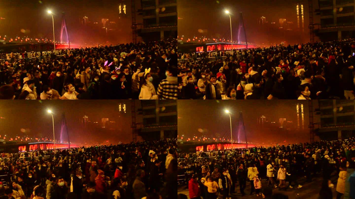 观赏重庆都市艺术节除夕焰火表演之后的人流