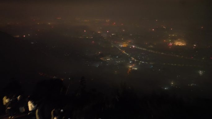 除夕夜山顶看烟花春节城市烟花燃放烟火夜晚