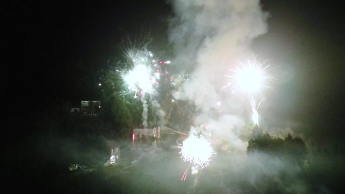在广元农村里的除夕新年焰火。