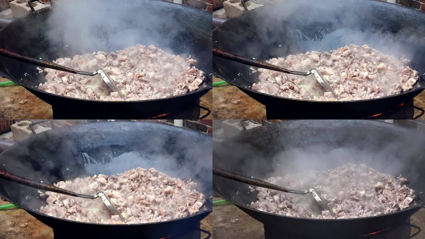 在锅里炒猪肉