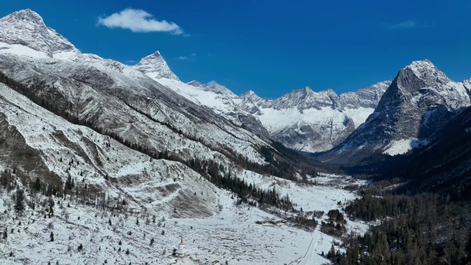 航拍四姑娘山双桥沟牛心山阿妣峰雪山