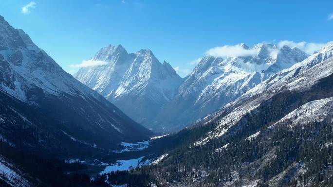 航拍阿坝四姑娘山双桥沟尖山子猎人峰雪山