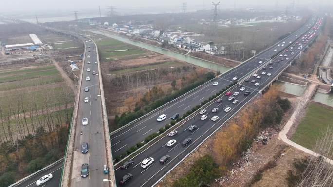 高速公路迎来春节出行高峰