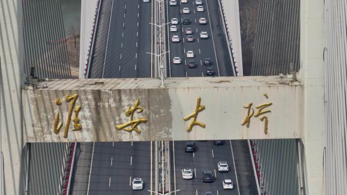 高速公路迎来春节出行高峰