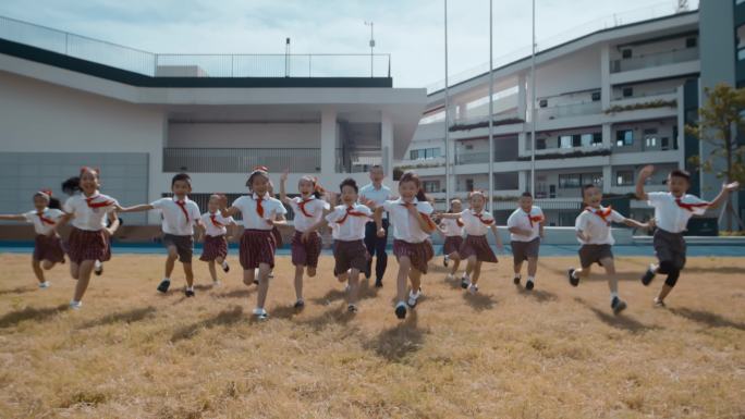 奔跑向镜头小学生逆光升格视频