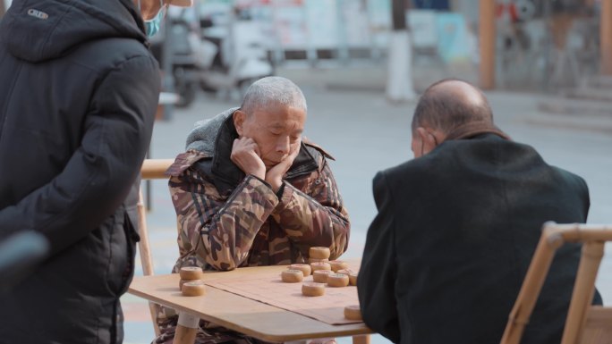 老人下象棋休闲生活