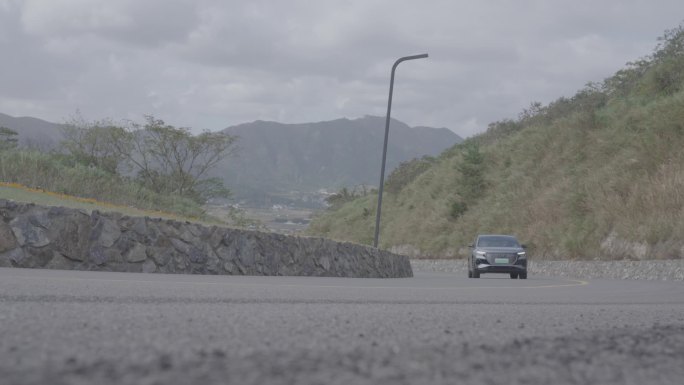 奥迪汽车在海边公路上行驶