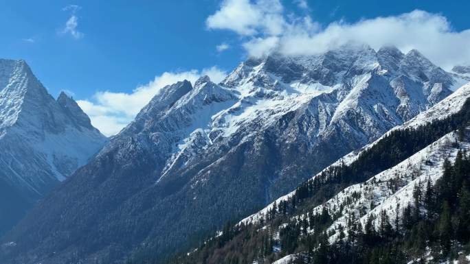 航拍四姑娘山双桥沟圣母山猎人峰雪山