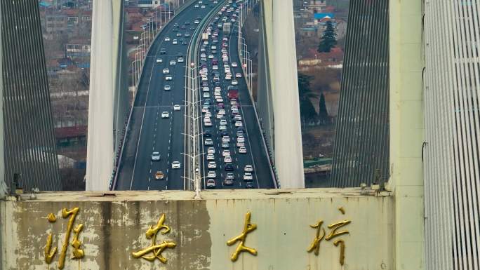 高速公路迎来春节出行高峰