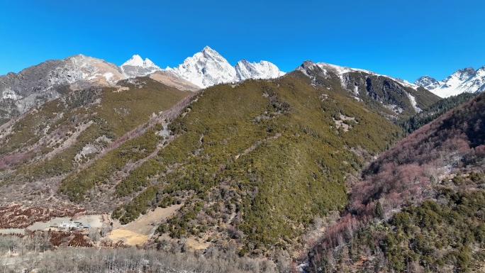 航拍阿坝四姑娘山双桥沟日月宝镜五色山雪山