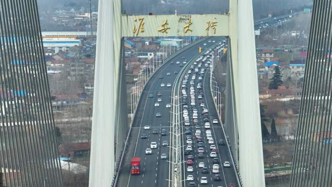 高速公路迎来春节出行高峰