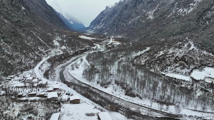 航拍四川阿坝四姑娘山双桥沟雪后的村庄