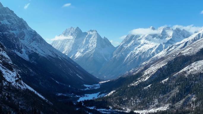 航拍阿坝四姑娘山双桥沟尖山子猎人峰雪山