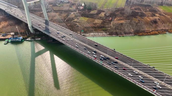 高速公路迎来出行高峰