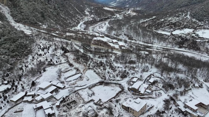 航拍四川阿坝四姑娘山双桥沟雪后的村庄