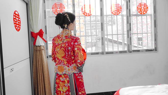 穿着中式秀禾服的新娘走向窗边