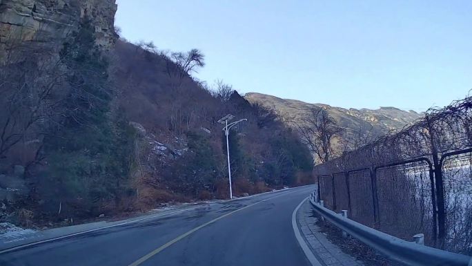 行车素材.冬日里白河冰封山路残雪