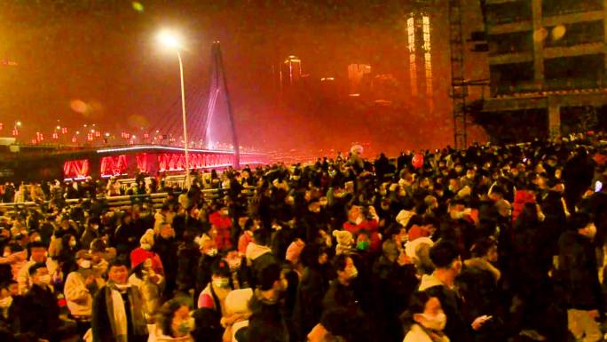 2023年跨年夜重庆江北北滨路人流涌动