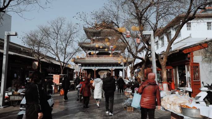 古街置办年货的路人