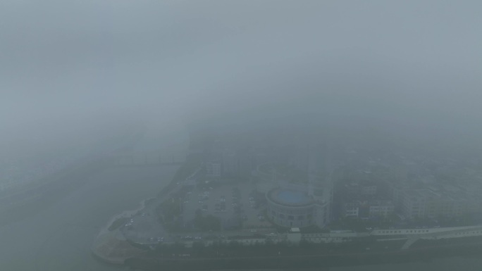 雾霾天气河畔城市上空早上云雾缭绕