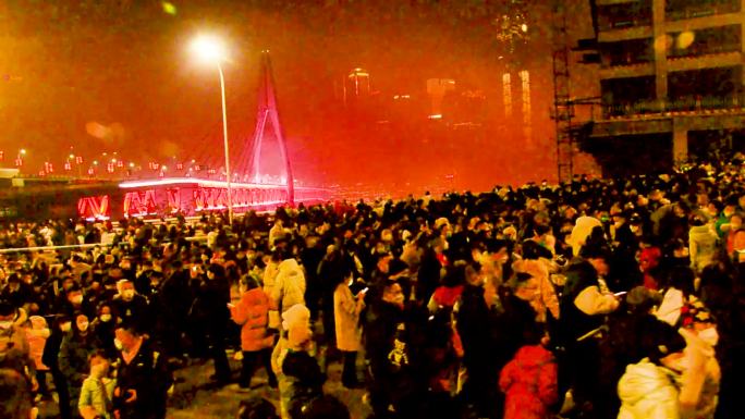 2023年跨年夜重庆江北区北滨路人流涌动