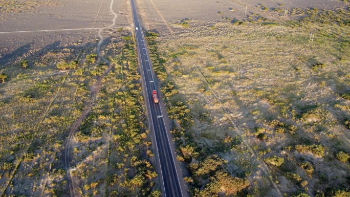 行驶在戈壁公路上的大货车