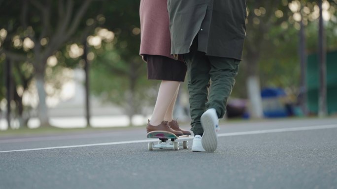 情侣学滑板车