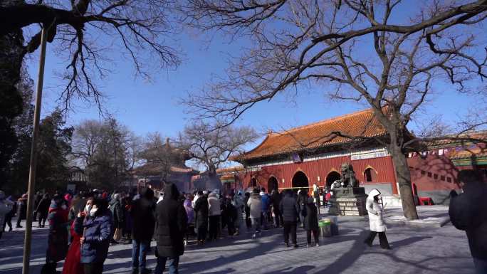 很多人过年雍和宫烧香庙会