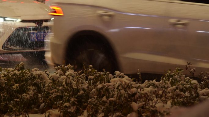 下雪路面结冰