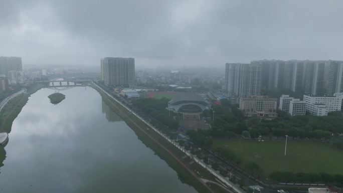 雾气弥漫河畔城市早上云雾缭绕