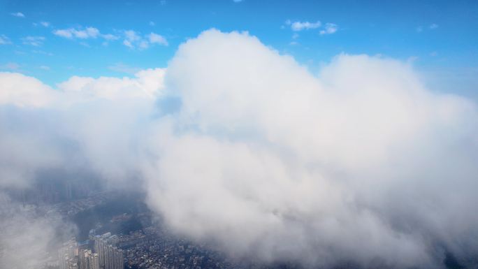 城市上空穿云