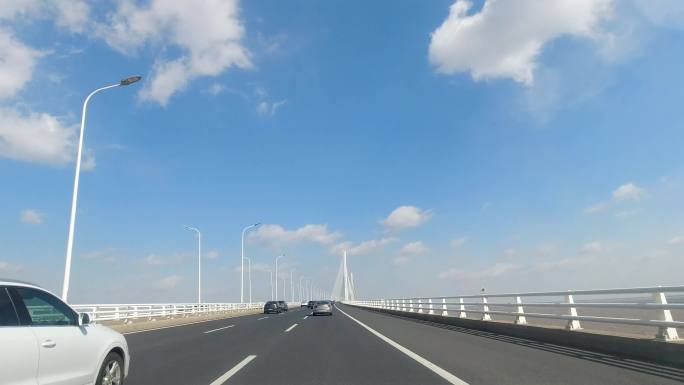 开车通过长江大桥去崇明岛