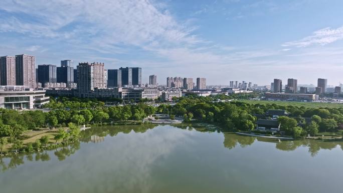 航拍盐城市聚龙湖公园