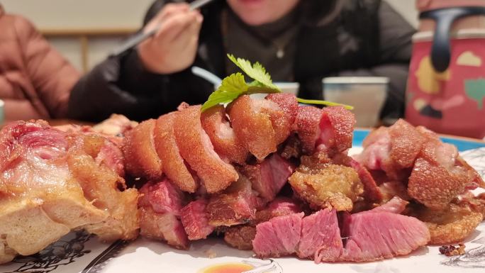 品尝美食聚餐吃饭