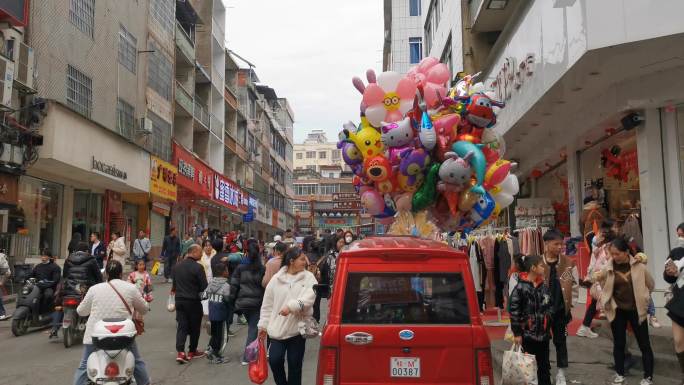 街上的氢气球