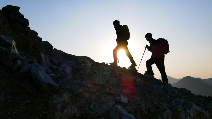 逆光登山剪影爬山脚步团队登山户外探险攀登