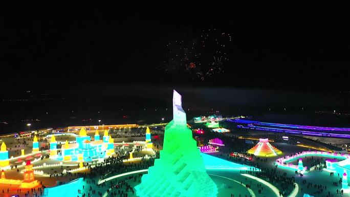实拍哈尔滨冰雪大世界跨年烟花秀