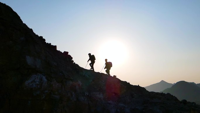 大气团队登山剪影攀登顶峰团队爬山团队精神