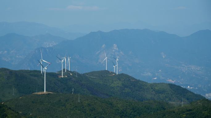 4K实拍大山上的风力发电机
