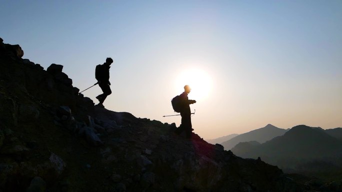 攀登者徒步旅行户外探险走下山顶人物剪影