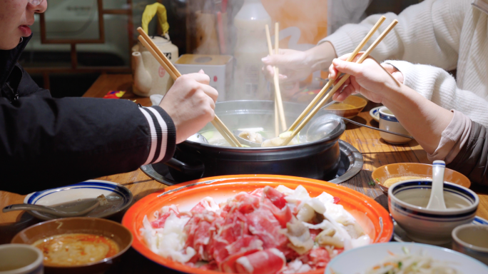 饭店排队吃饭人群-火锅店餐饮业经济复苏