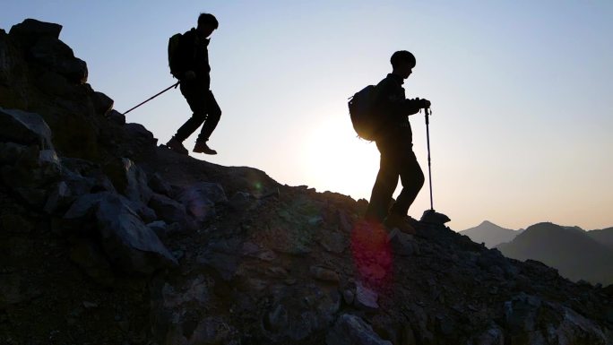团队户外探险徒步旅行登山剪影爬山脚步攀登