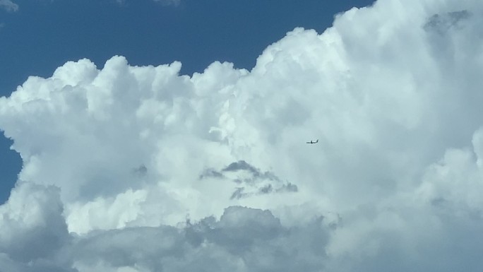 飞机从漂亮的云朵中飞过