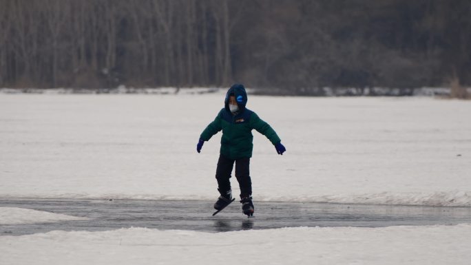东北冰面上滑冰的人们