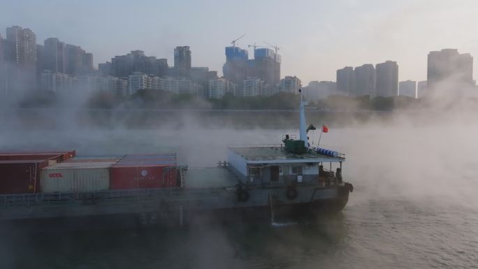 清晨长江宜昌段货轮在江雾中行驶