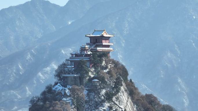 航拍西安秦岭南五台山脉日落雪景长焦宣传片