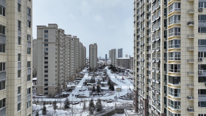 航拍山东荣成雪后的居民小区