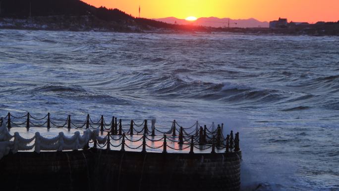 威海金海湾栈桥的落日海浪